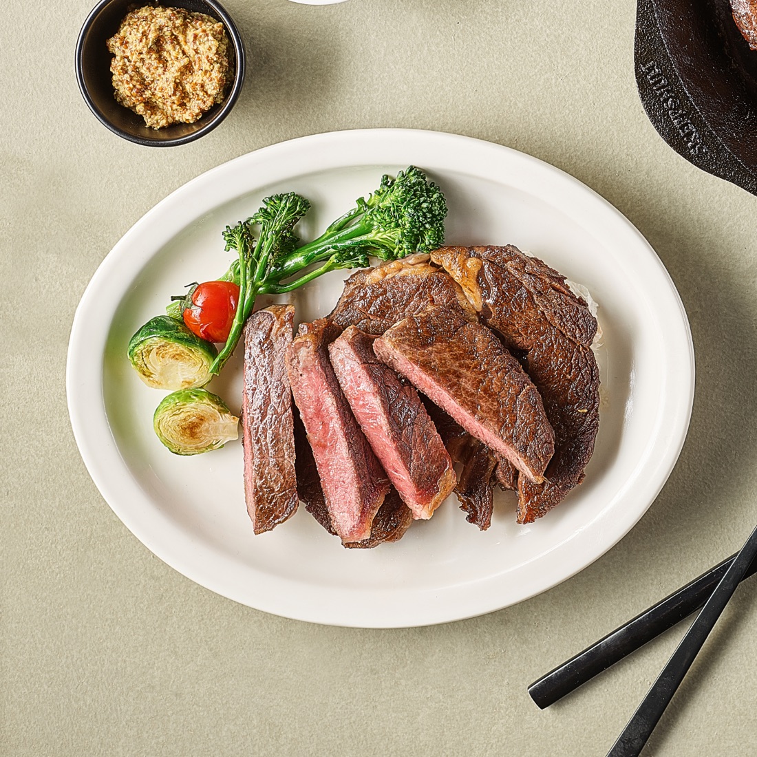 썰어 낸 꽃등심 스테이크